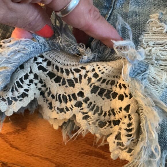 Sneak peek size medium distressed shorts with embroidery lining on the sides - Picture 11 of 11